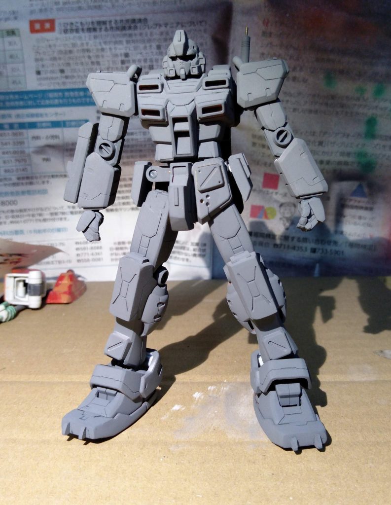 アクリジョンベースグレーにホワイトを混ぜたものをサフ代わりに形状チェック…してたらフロントアーマー基部が折れ、いつの間にか自作したブレードアンテナも紛失(泣) もう「角なくてもいいや」って思っている頃です。