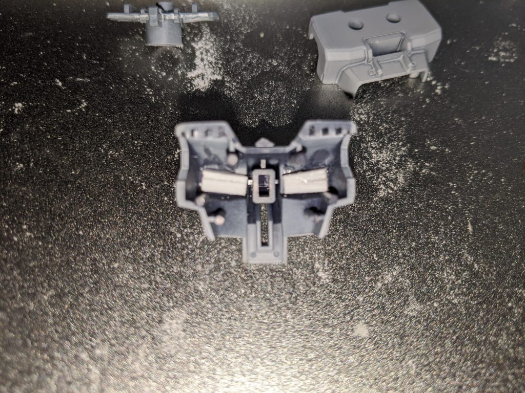 胸部スラスターの改造過程。間に挟み込まれるパーツ(画像左上のもの)はプラ板と干渉するので、ニッパーで余計なとこだけ切り飛ばしてます。