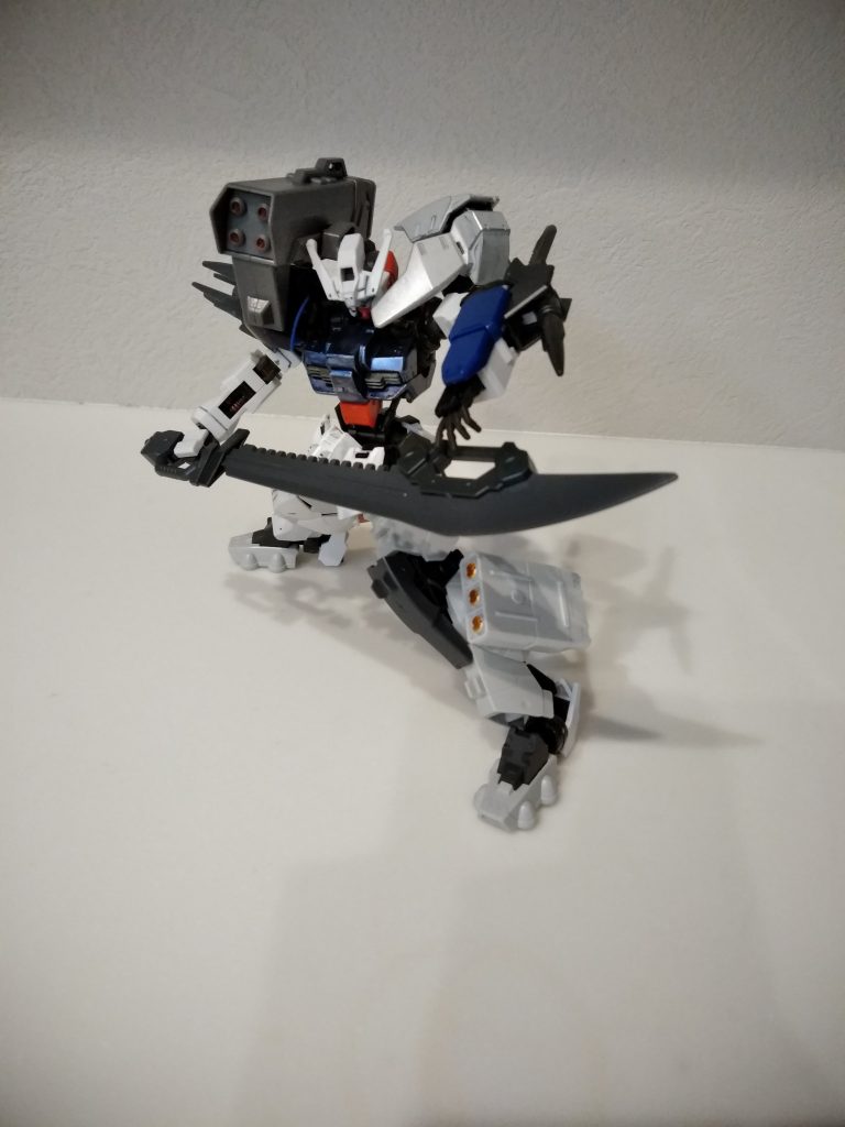 左右非対称を強調しました!
左膝はスパイク様
3連ミサイルポッド