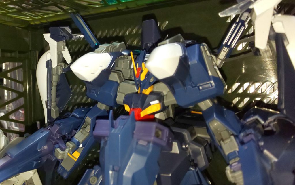 バストアップ。
横からのアングルは、肩の追加パーツで顔が隠れます。