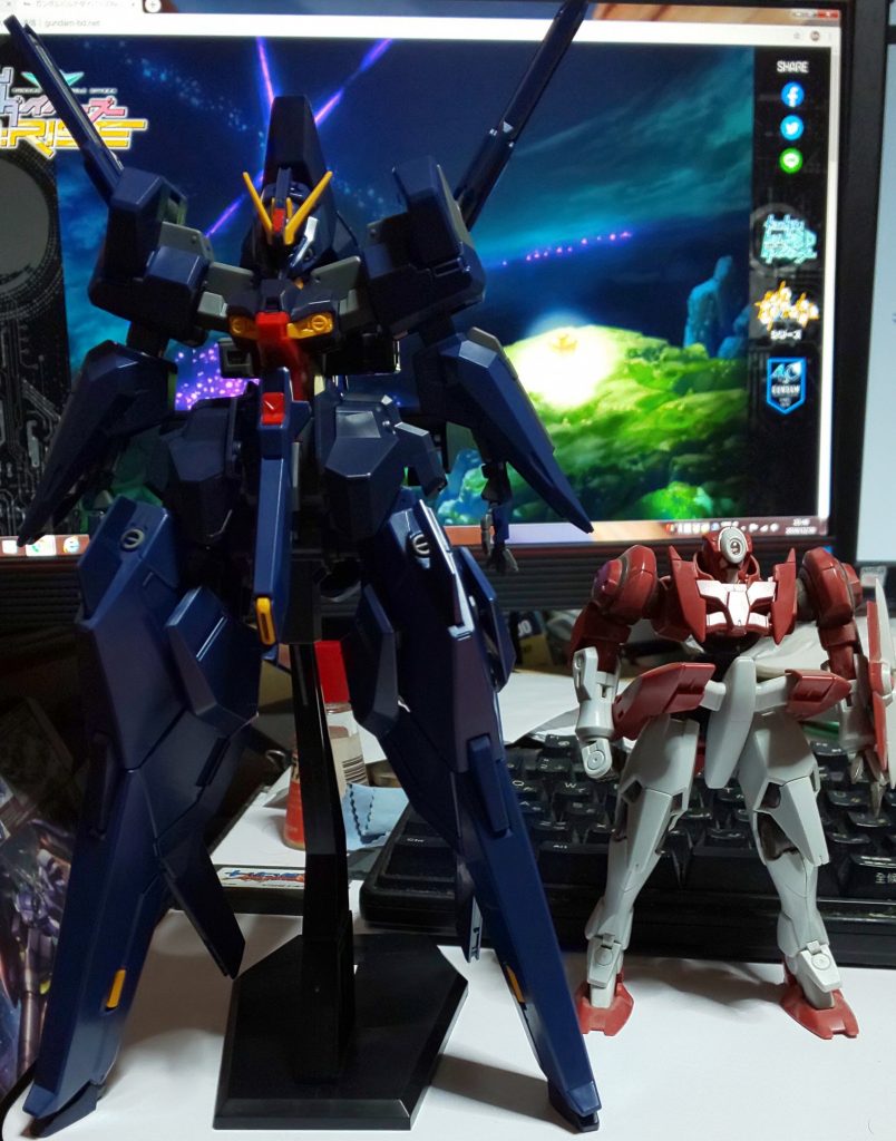 素ハイゼンスレイIIでサイズ比較。
比較対象はその辺にあったジンクスⅢ。
同じ1/144とは思えない。縦横で2倍位違います。ティターンズは何と戦うつもりだったのか。