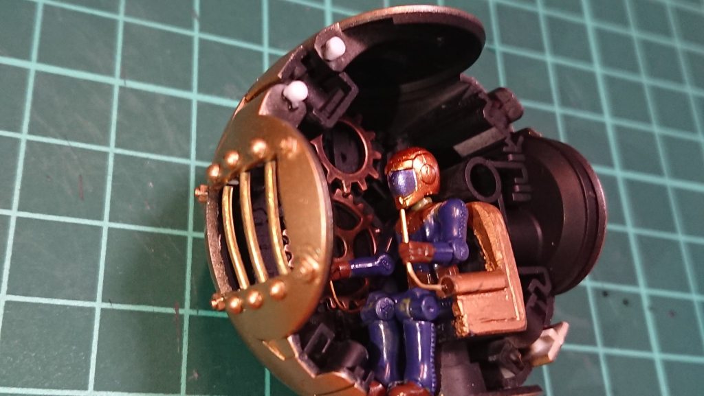 ハロの中はこんな感じ
マイクロウォーズのパイロットを塗装して乗せてます