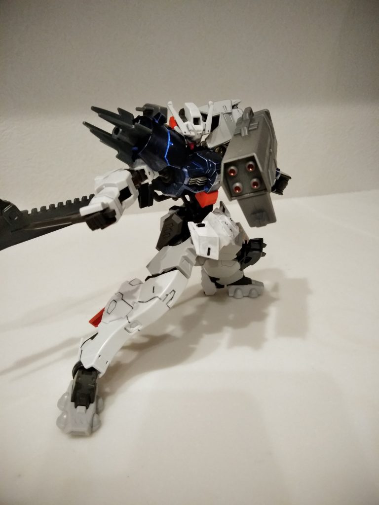 4連マシンガン
左腕接続のアーミーナイフ右手持ち
右肩スパイク