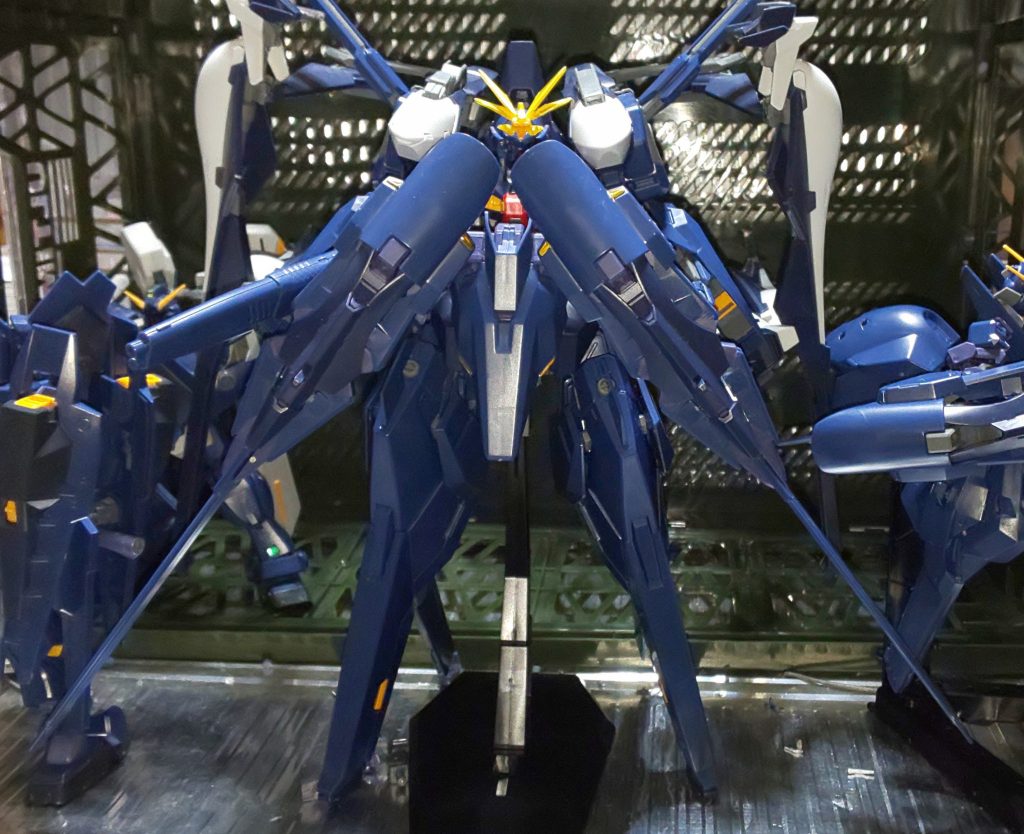 正面から。
フロントに接続されたコンポジットシールドブースター×2、肩と腰のキャノン×4等の全身に配置された火器管制や大型な機体制御はサイコミュシステム無しではほぼ不可能な為、頭部には「サイコブレード」と呼ばれるサイコミュアンテナを装備している。