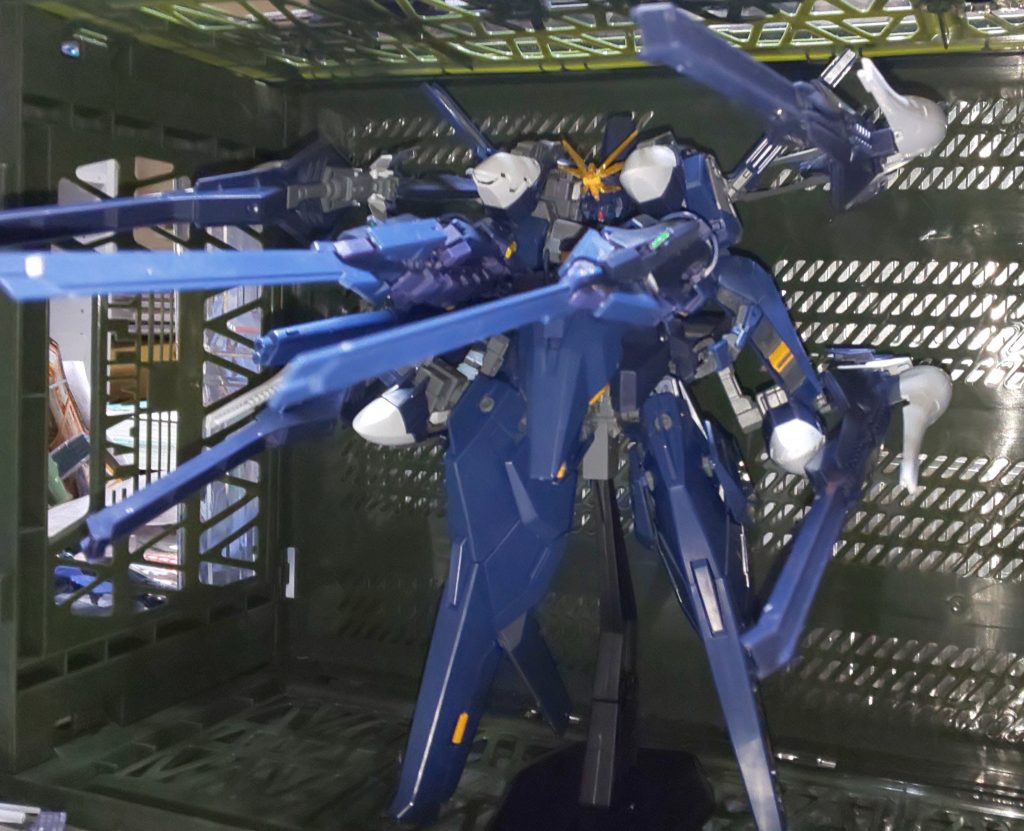 フルバースト。
エゥーゴのZZやSへの対抗機なら、これだけ火器マシマシでも許されるハズ。