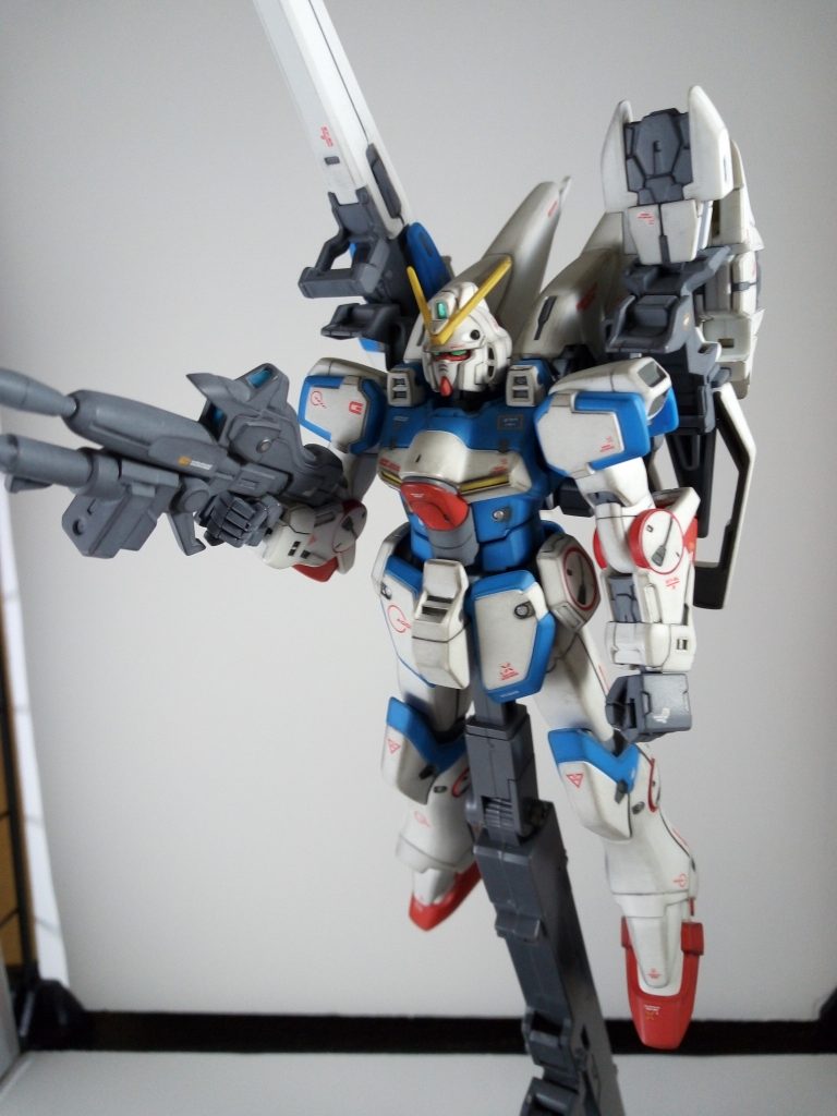 V系のデカールが高いのと在庫薄で手に入れるの面倒だったのと手に入りそうなのがMGのしかなかったんで、定番のハイキューコーションデカール使ってます。
リガ・ミリティアマークほしかったなぁ…