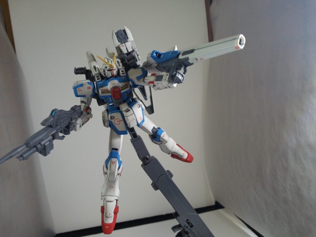 メガビームキャノン、持たせようとするとハンドパーツの甲の部分が浮いちゃいます。持ち手の部分が分厚すぎるみたいなので、しっかり持たせたい人は加工して薄くしましょう!私は面倒なのでしてません!(;'∀')