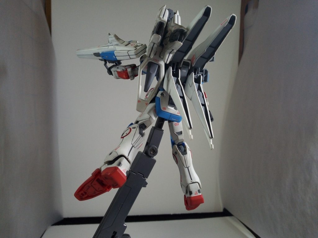 どうやらプレバン限定で出てた光の翼セットがちょっと加工するだけで付くらしいです。非公式業者からしか買えない現状ですが、ハチャメチャに高いのでありません。欲しいなぁ~;;
旧キットのV2とかに入ってないかなぁ。