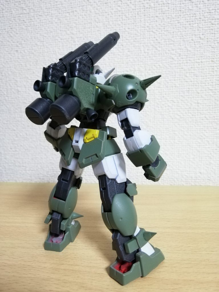 基本はHGタイタスにHGジムキャノンのキャノンをくくりつけて、各所に改造パーツのスパイクを取り付けただけです