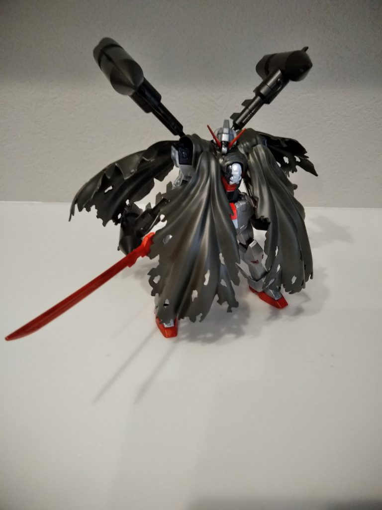 ラミネートザンバー
ビームとザンバスターを廃し、リーチが長く軽量な
実体剣。刀や軍刀を意識したシルエット。