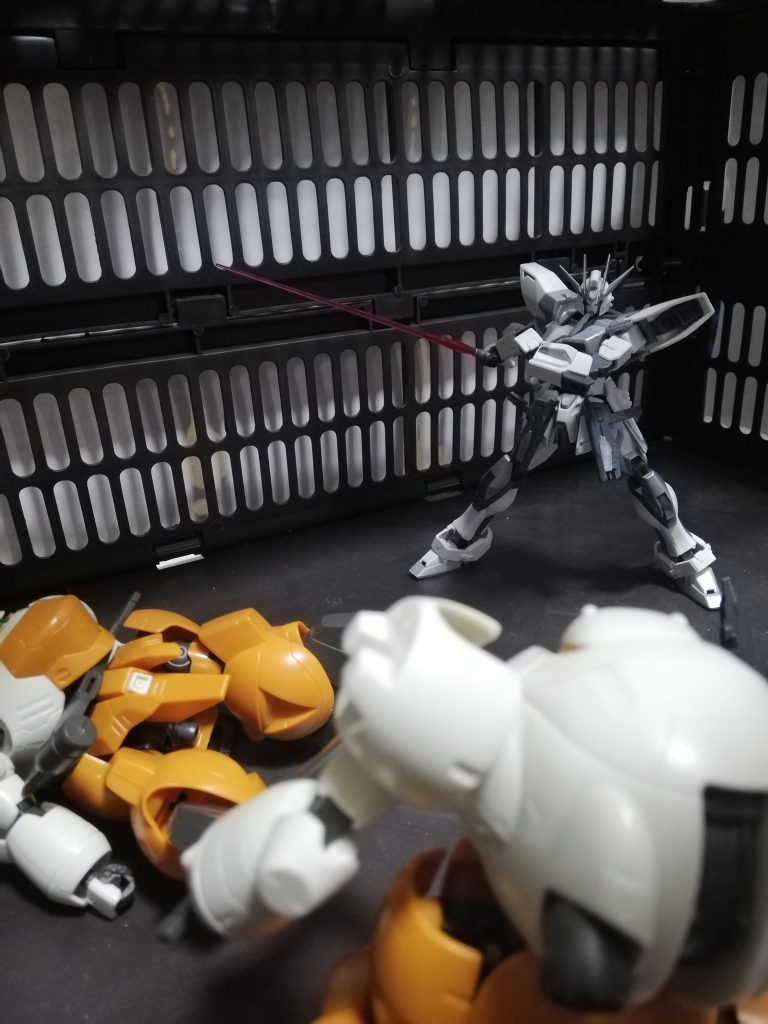 残りは1機すぐに仕留める!
ガランがシャルフリヒターの援護に行くと聞いたときは心配したがこれならもう平気だな
………………
………………
………………
「作戦終了!全機帰投しろ!」
やっとこさ終わったか、疲れた。