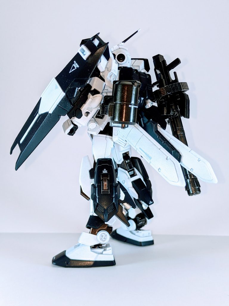 フロント&バック。両肩にディテールアップパーツを増設しています。他にも胸部スラスターは付属シールを使わないとスカスカになるため、プラ板を互い違いに積層したものをパーツ内側から貼り付けてます。ビームライフルのセンサーにもレンズパーツを追加。