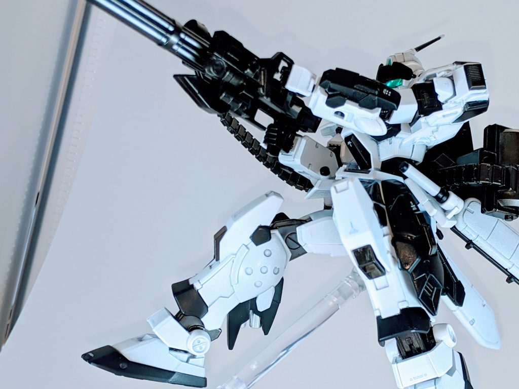 ガトリング使用ポージング。ベルト部は軟質プラのため、下地にミッチャクロンを吹いて塗装ハゲ防止をしています。