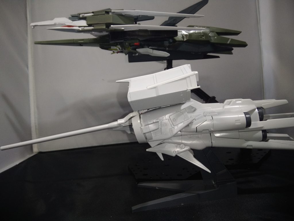 飛行形態は550のデンドロビウムと同サイズです……普通に比較した時に驚きました……
そして上の写真は箱を開けた時の写真
2枚目は完成時の写真です