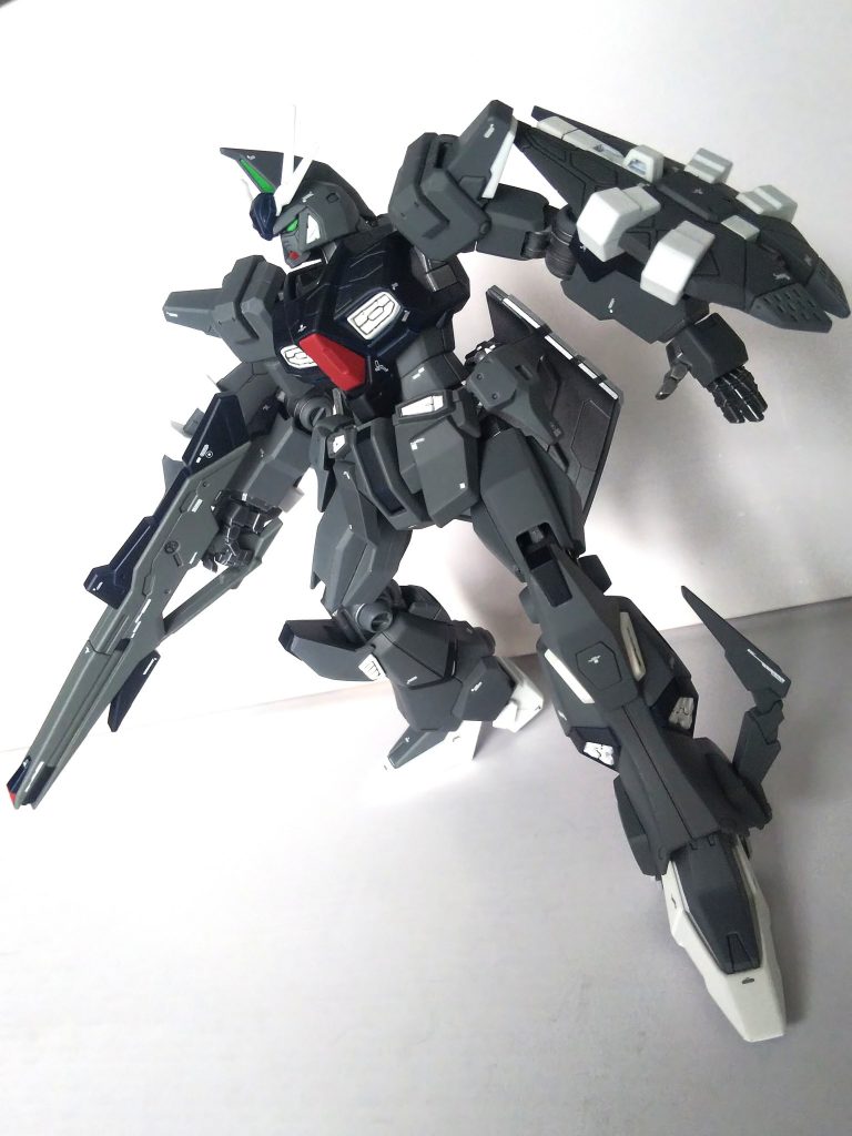 関節はライトガンメタルで塗装。デカールはあるもの適当にですがシナンジュのが多いかな