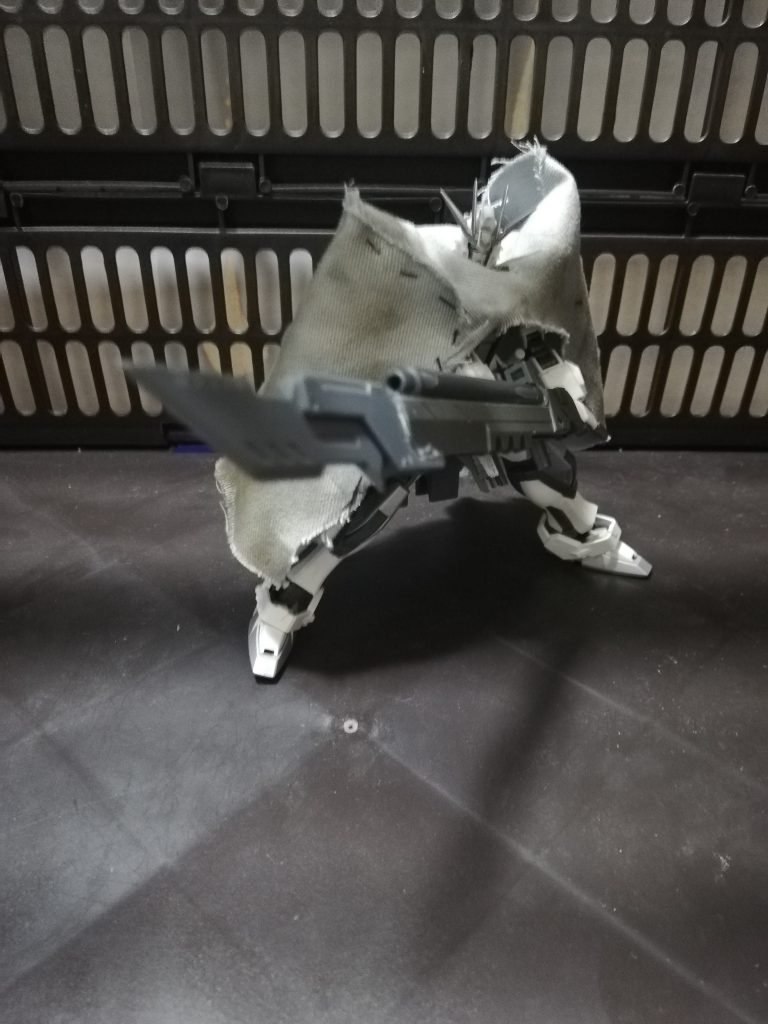 ソードライフルの名の通り切る! 叩き割る!撃つ!の3つが出来る新装備!ライフルは冷却材が漏れているのかところどころ白くなっている、治そ。