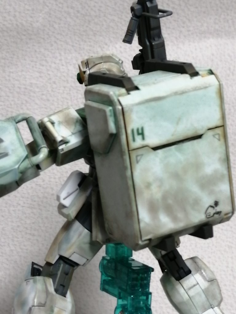 「泥を落としたが汚れや、一時的に施した塗装がキチンと落ちない」雰囲気は出てると思うのですが、写真にするとなかなかその雰囲気が出ませんね…背面コンテナにはFC岐阜マスコットの「ギッフィー」がサインを落書きした設定でデカールを貼りました。