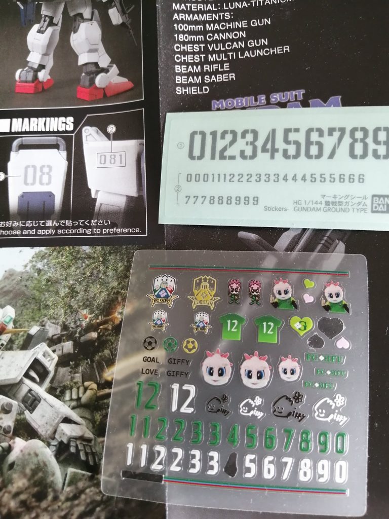 クラブエンブレムやマスコットのサインですが、これはクラブが公式に発売しているグッズ「ネイルシール」をそのまま貼り付けています。プラモ用デカールに比べて多少厚みもありますが、許容範囲じゃないかな…。エンブレムと色変えだけでも、かなり雰囲気が出るものです。