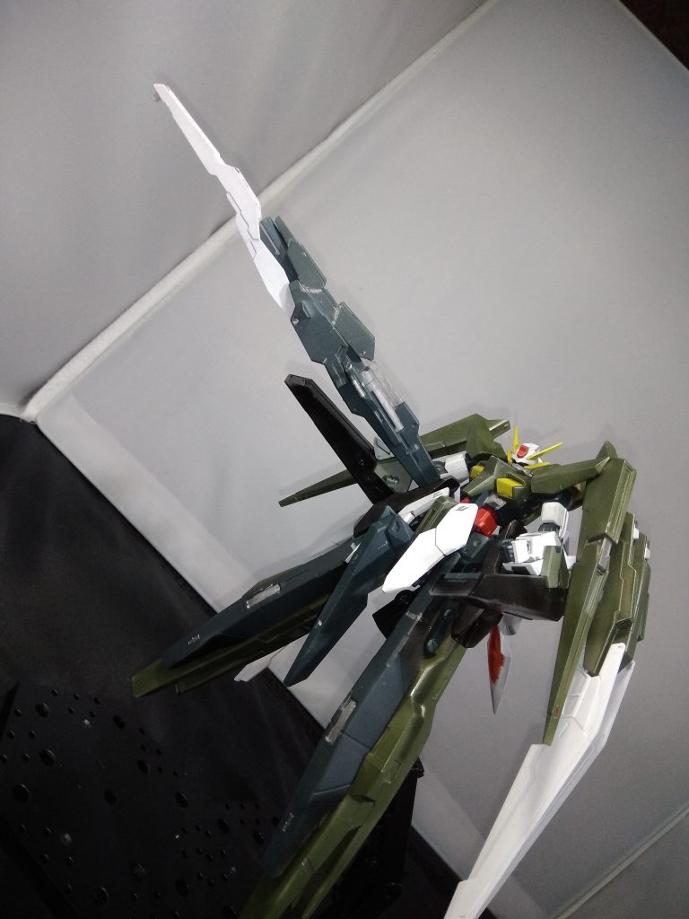 そして1部部位を交換し取り付けた姿
その名もアリオスガンダムガスト!ライフルはレール砲に強化され足はキュリオスガストやハルートの最終決戦みたいなブースターに変化
そしてウイングは2枚から4枚に変化し機首をオーライザーと同様の物に変更され粒子の供給量を一定にしてくれました。
そのおかげでトランザムは時間が限られていますが粒子切れが起こらない調整となっております