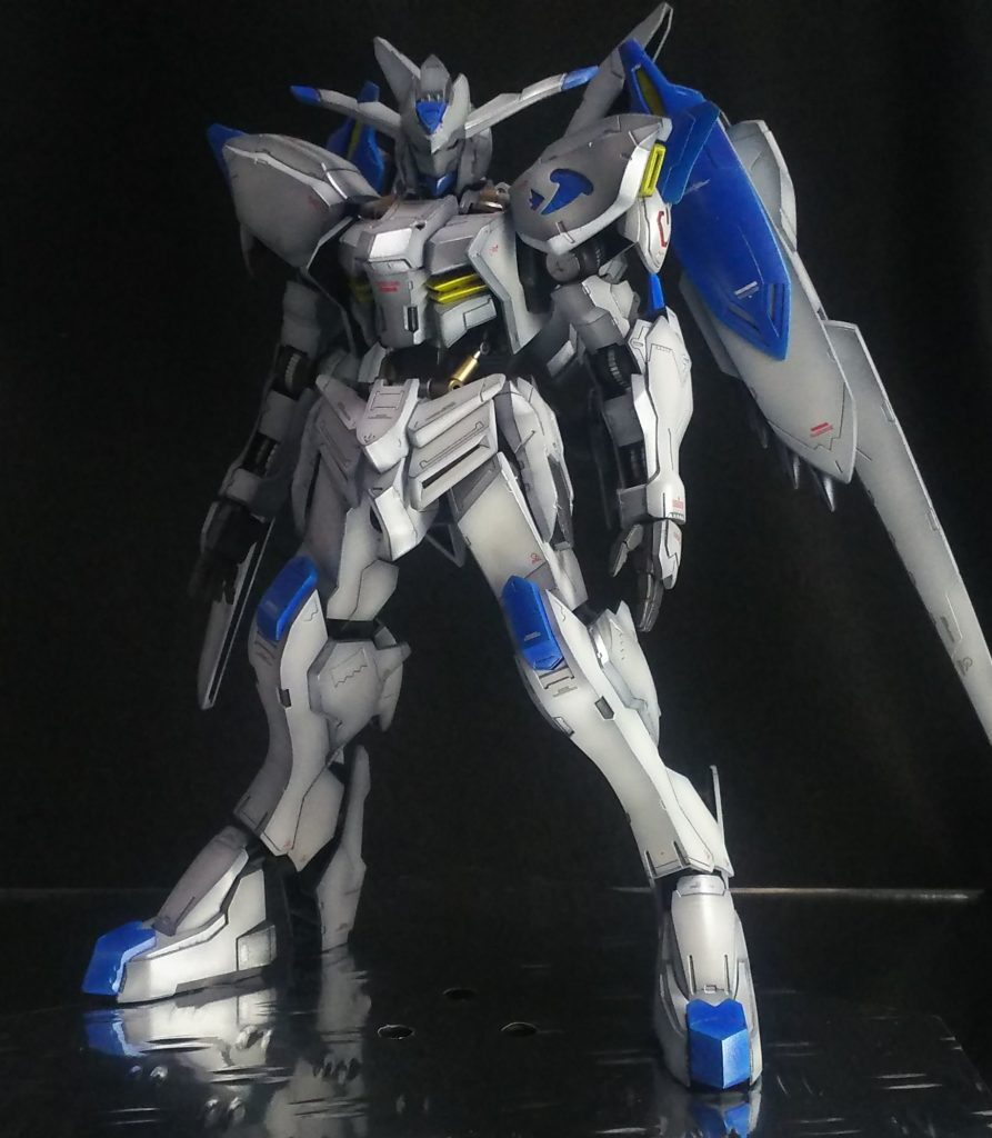 黒立ち上げで、グラデーションを全面にかけています。各エッジを強調しつつ、パールコーティングで仕上げています。