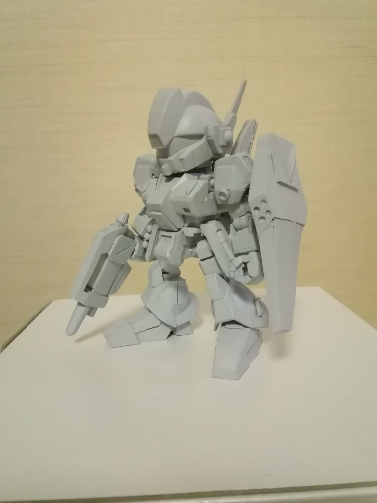 頭部アンテナが途中で破損したため、形式変更して新造しています。他、もし、自分が乗るとしたら…と想像しながら、各武装や装備を擦り合わせて形にしました。