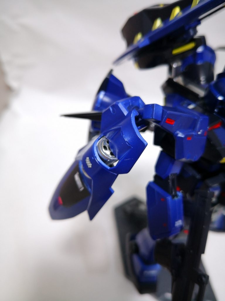肩部ブースターはGP-03の腰部から。ブースターの中には100均のスナップボタンを埋め込んでそれっぽく。