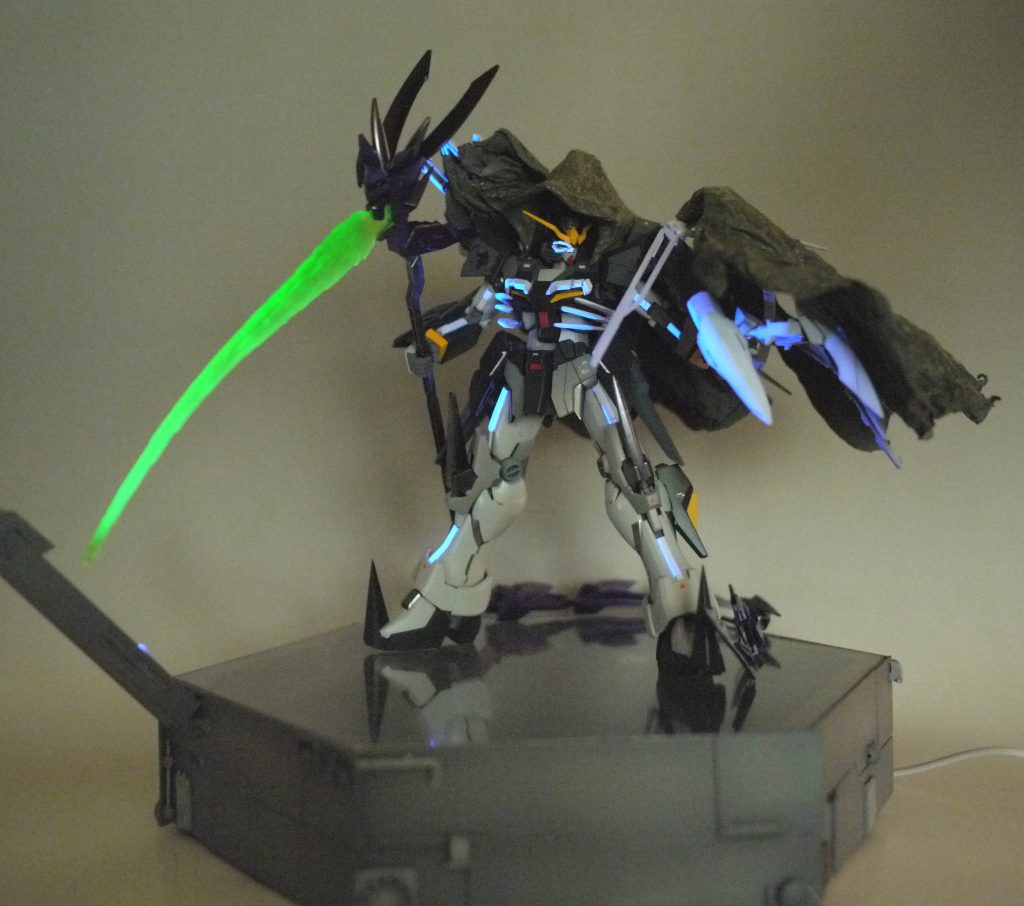 死神っぽいローブも自作
実は台座も自作で、ブラックライトを点灯出来るようにしてて、光を当てると蛍光ホワイトに塗った骨の部分が光るようにしてたり