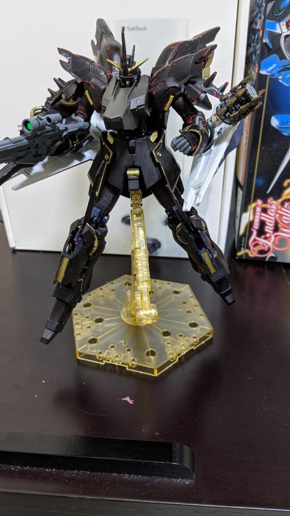 フルアーマー形態
追加装甲と両腕のシールドブースターが特徴です。その他の装備にはトールギスⅢのメガキャノンとリフレクタービットがあります。リフレクタービットとはファンネルのように遠隔操作できるビーム反射板です。