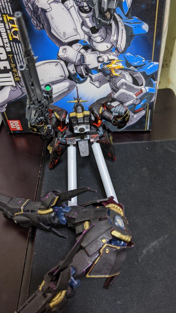 制作時には上半身と下半身の規格が合わず苦しみましたが、上半身と下半身をネオジム磁石で接続するという神がかり的なひらめきでなんとか完成まで持っていく事ができました。