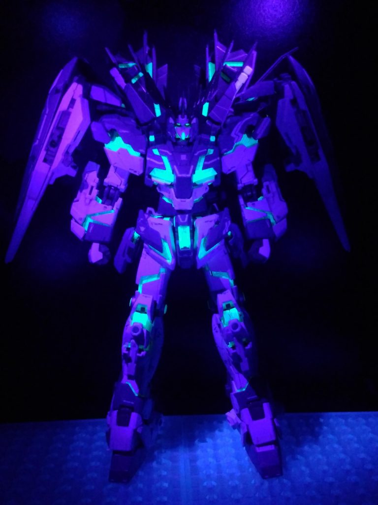 サイコフレームには蓄光塗料と蛍光塗料が塗ってあり、ブラックライト当てると光ます。
蓄光に関しては発光が弱くカメラでは撮れませんでした。
またカメラに撮れる位に発光させる場合は大量の蓄光パウダー必要で、そうなると機体とのかみ合わせが悪くなりユニコーンモードに戻せなくなってしまいます。
実際にRGユニコーンガンダム2体分壊してしまいました。