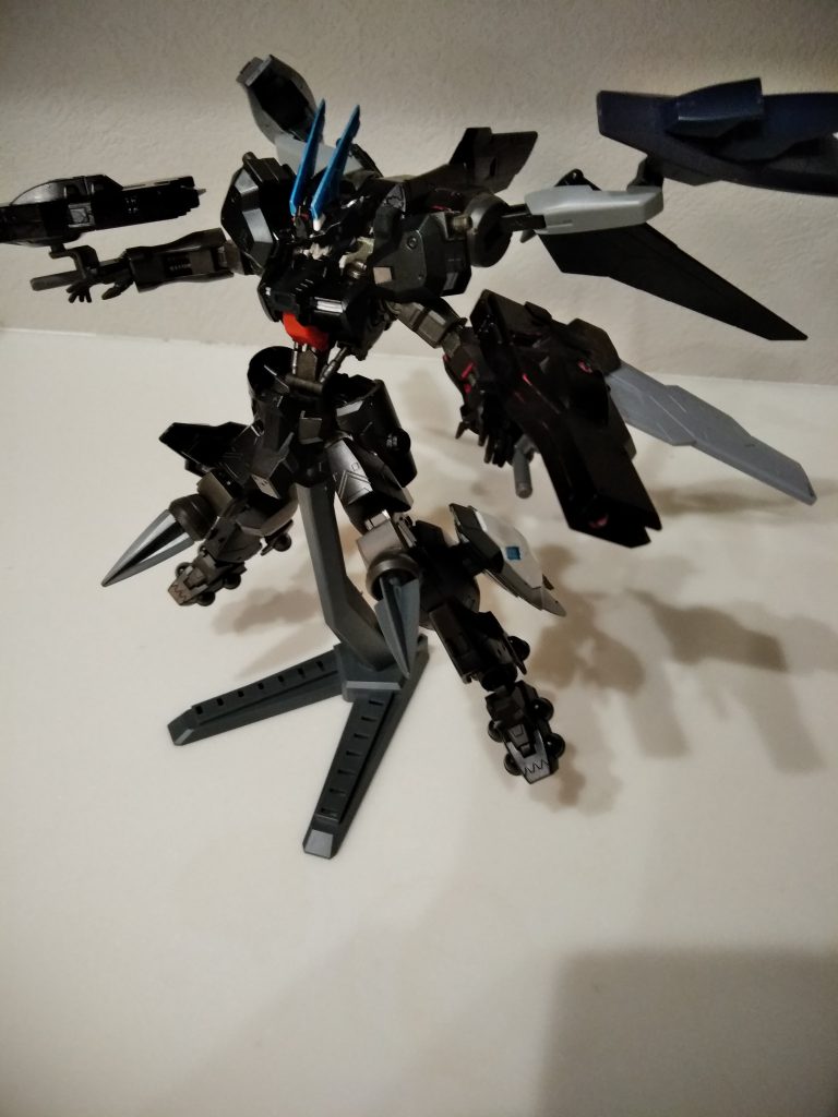 可変シールドブレード展開
高機動による斬撃!