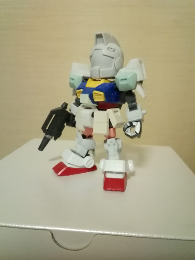 本当はクロスシルエットのパーツだけでどうにか形にしたかったのですが、腰部アーマーと胸部ダクト、両肩アーマーとバックパックはHGUCのジャンクパーツを流用しています。