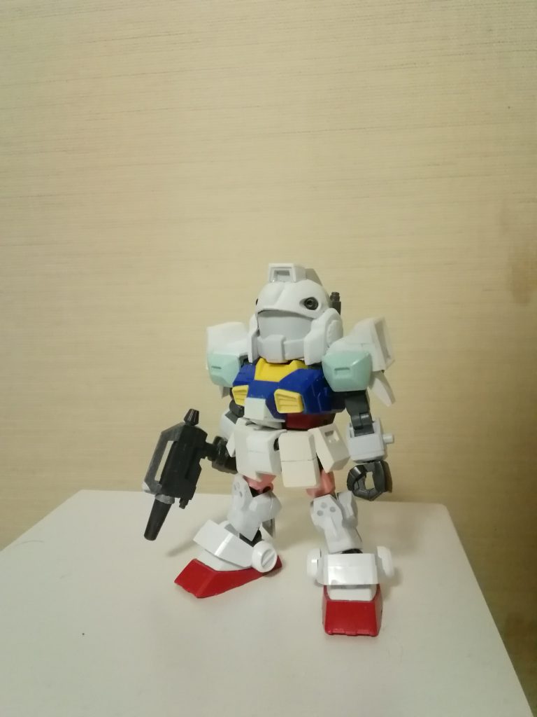 頭部はSDCSのジムヘッドとガンダムのバルカン部をミキシング、脚部と前腕部はSDCS陸戦ガンダムを使用して、形を近付けました。