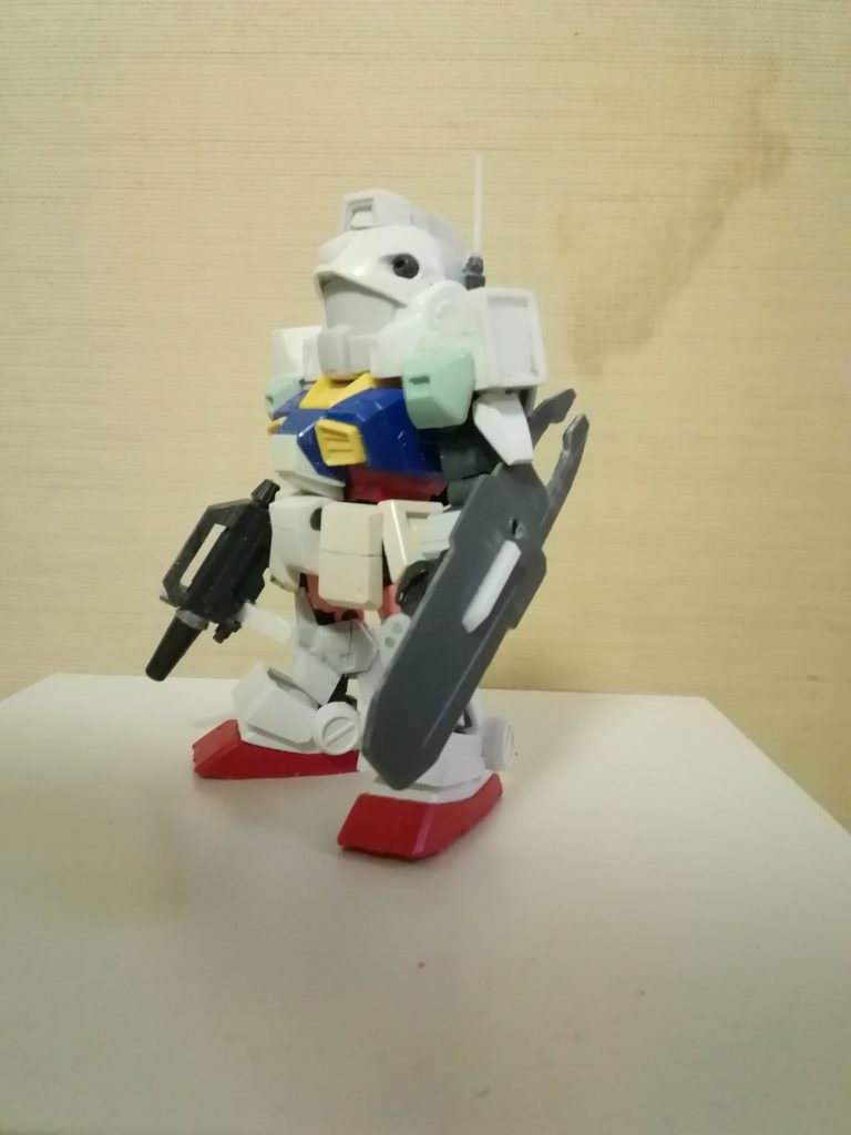 シールドとアンテナはボールデンアームズのウイングパーツやミサイルパーツを転用。ジャンクの組み合わせが最近のマイブームです。