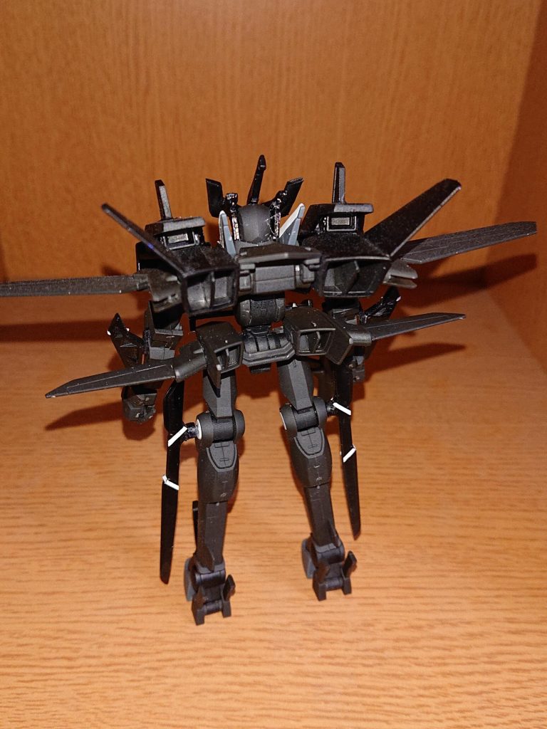 各部にパーツを追加することで安定性を確保、肩部小型スラスターで機動性も向上