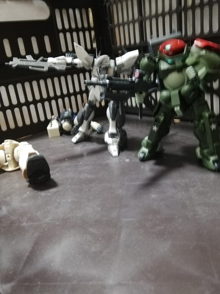 「ロンメルさん、今回はマスダイバーの疑いがあるフォース狩りなんですよね?」
「ああ、その通りだ。彼らはここ最近のフォースバトルで急激に戦績が良くなり、対戦相手のフォースのうちの何人かがマスダイバーのようなプレイヤーを見かけたらしい。」
今でもマスダイバーがいるのか、第一次有志連合戦はもう3年も前だってのに、いつの間にかブレイクデカールが………
「敵だぞ!」
「うわっ!」
びっくりした!本当びっくりした!