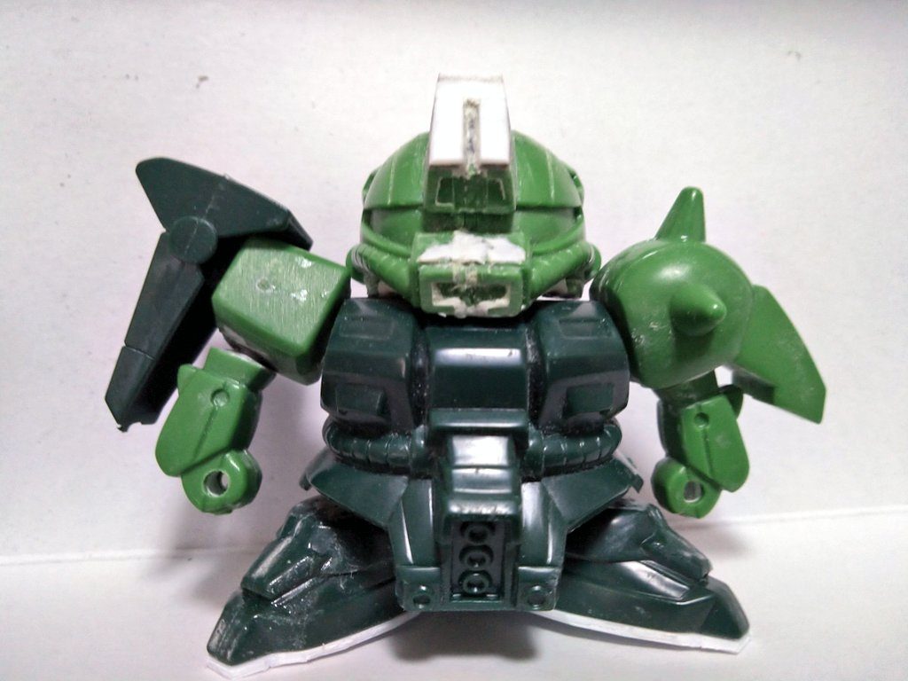 頭全体を幅増し、トサカ部分にプラ板を貼って大きく。
胸は側面を削って肩幅を詰めています。
腕は一旦切り離して可動追加。
足は底に厚み足し。この写真の段階の後、更に接続部分にもパテを盛って大きくしています。