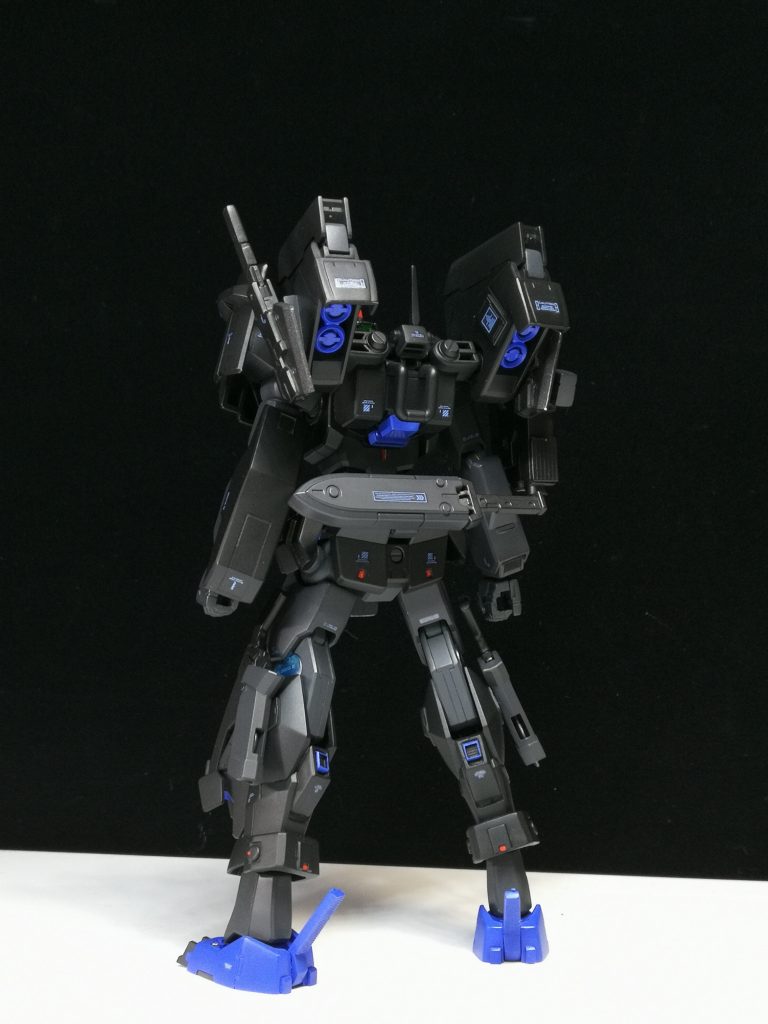 奇襲戦を得意とするため、夜間用の配色とセンサー強化をしています。
塗装は真っ黒にならないようデカールに青を使ってみました。

フロントスカートは可動範囲を広げるために破棄。足は元々細いので膝にボリュームを持たせました。