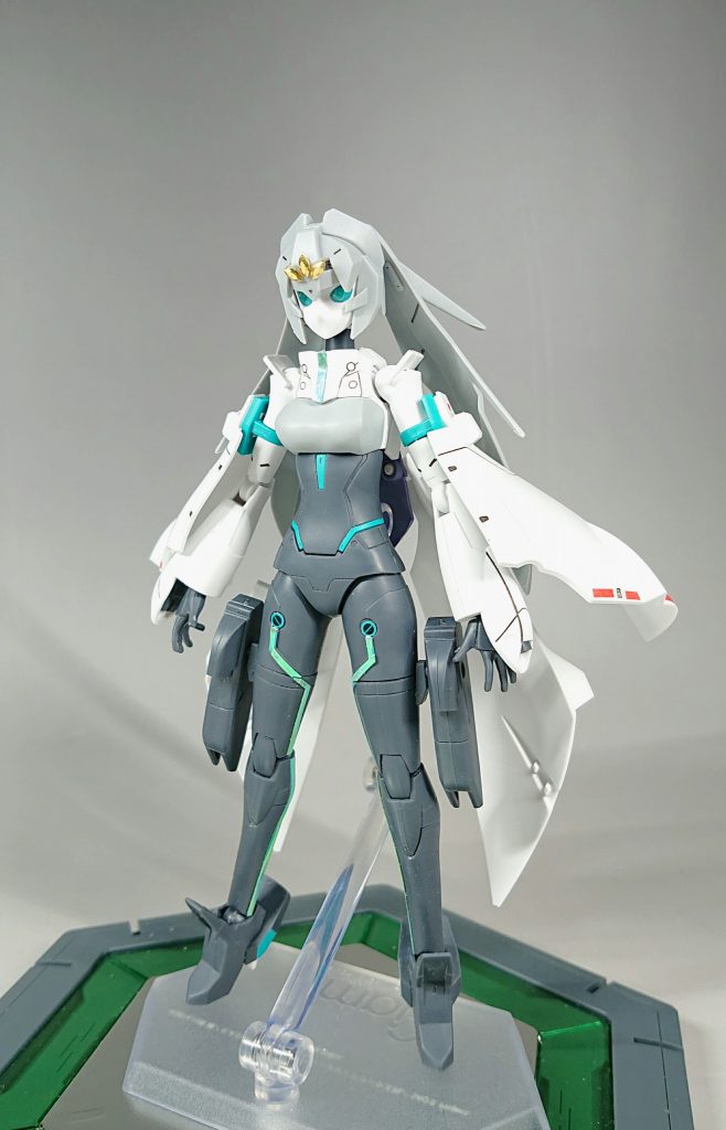 サラちゃんのスカートを切り貼りしただけの簡単改造です

額の飾りはネイルアート用(ビバ100均！)のを貼ってます