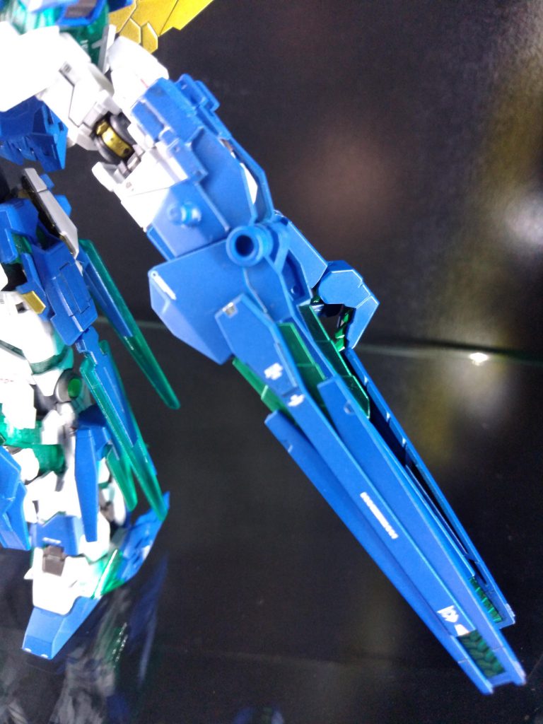 着装時
接続部には、ユニコーンシールドのジョイントを使用し
アームド・アームBSと接着。
接着時にプラ板で補強してあります。
デメリットとしては、腕のビームトンファーが使用できないこと。