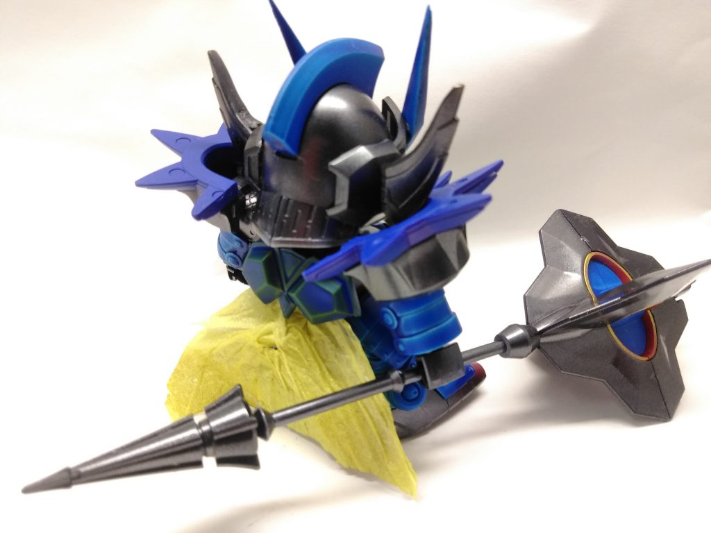 大型の武器を装備させています。マントはティッシュから