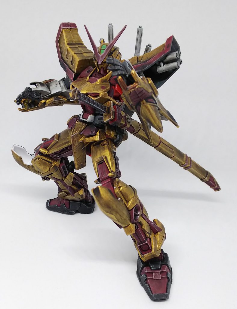 ハンドパーツはレッドフレームの物をそのまま使用してありますが、
無改造だとはまらないので、ブルタップで粘着してます。
保持力は高くないですが、可動は広いです。