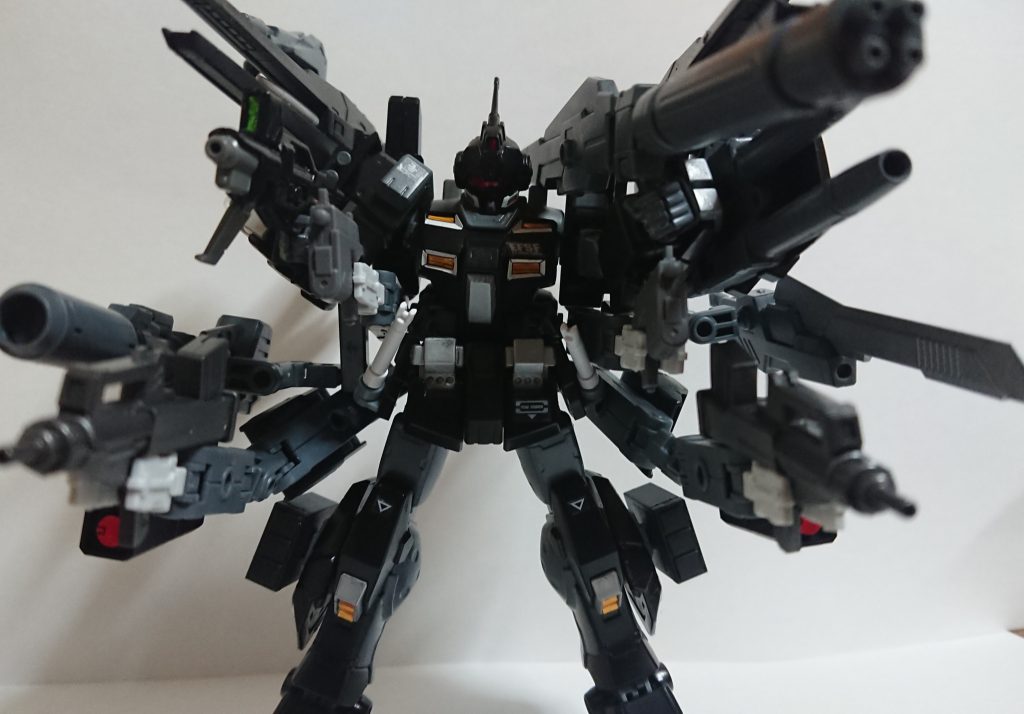 ・背部にあるマニュピレーターを通じて、多種多様な武装を搭載している。対艦戦闘を想定したミサイルやレールガン(このレールガンには、ブースターとしての役割もある模様)…MS戦闘も行える様に、ブルバップ・マシンガンや、バズーカ等、火器は多種多様である。
 
 これらは、武装を使い切る事で、分解、パージを行うことが可能である。余分な重量を省くことによって、機体の運動性能を上げることが目的であろう。