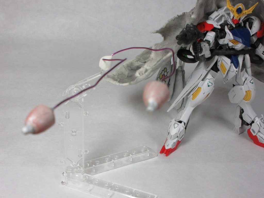 これも皆様ご存知の通り
ナノラミネートアーマーではHEATに対して全くの無防備です。
なので当然使用弾頭は成形炸薬弾。
運動エネルギーでも荷電粒子でもなくノイマン効果で拳銃無双!