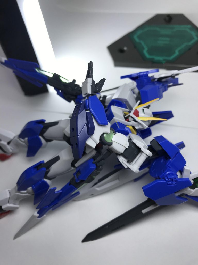 接着剤で腕にペタリ。ビームシールド機能が付いている。本来のスカイブレイサーのようにマルチクローモードにはならないと言う設定です