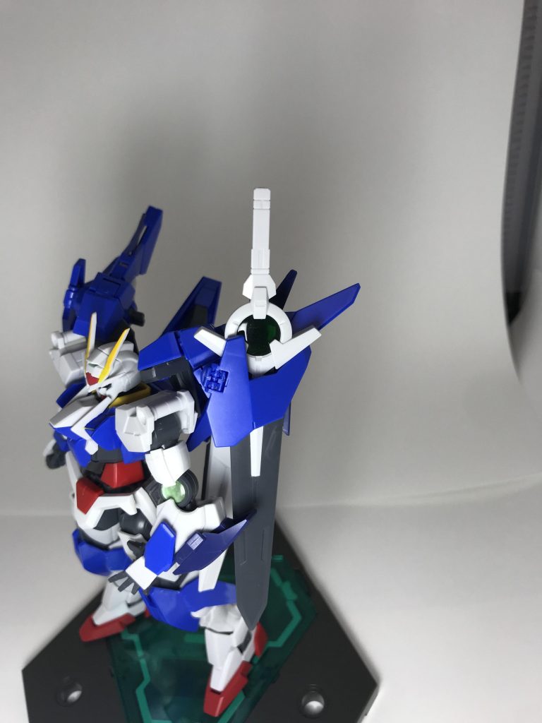 肩に覆いかぶさるパーツを逆にGNドライブを覆うように反転させると、たまたまちょうど良い空間が空いたのでダイバーソードを挿してみたら、良い感じに懸架できました