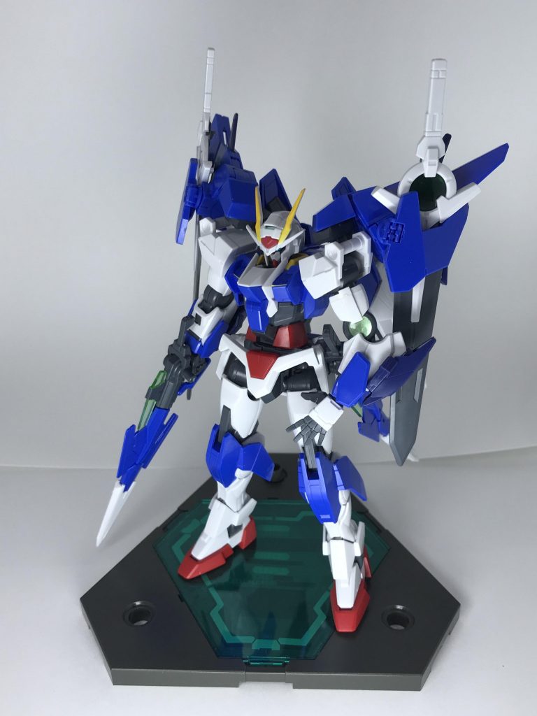 元々ダブルオーダイバー を原型機カラーっぽく塗り直すという計画だったのですが、どうしても白色塗装が苦手でダイバーの頭が使えないという事態に。プラン変更で出来たのがこのガンプラです