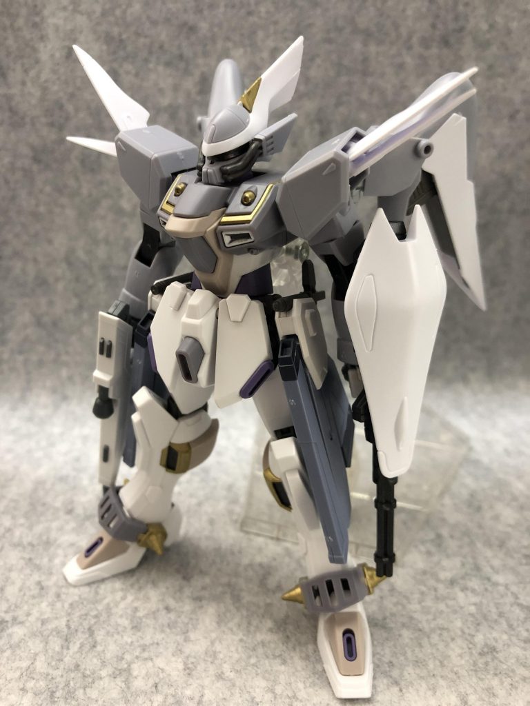 フロント。

肩部はボール部を削って棒状にして接続しています。

サイドアーマーはフリーダムから。
サーベルラックにはビームサーベルの代わりにグリムゲルデのブレードをマウント。