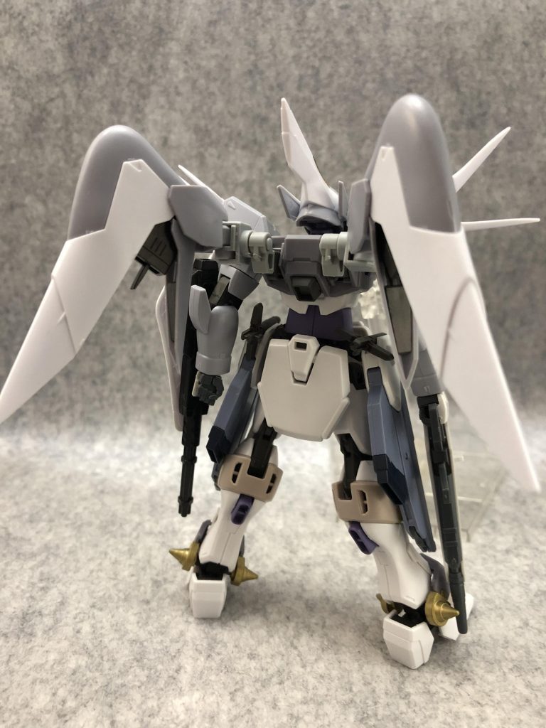 リア。

ナイトウイング基部にシュヴァルツリッターの脚付け根部を中継にしてシグーのウイングを装着しています。