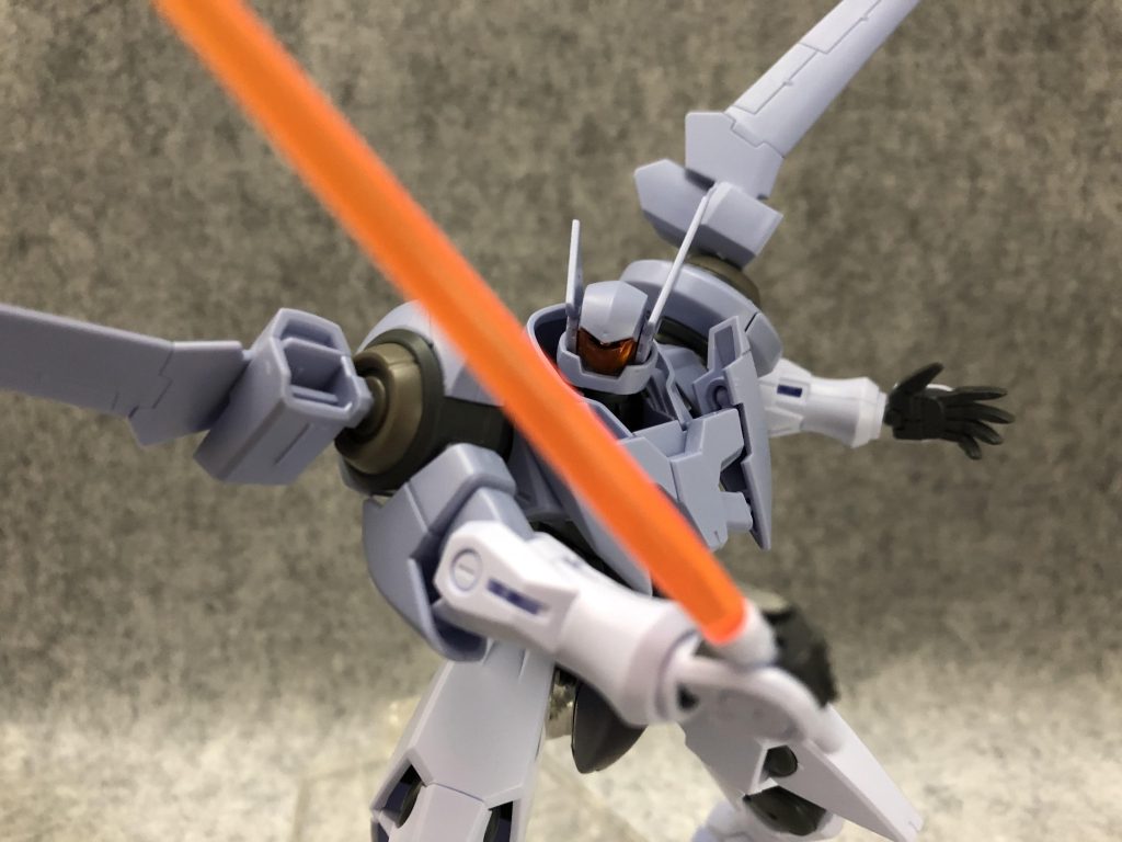 GNビームサーベルで。

肩のウイングは元キット同様に可動します。